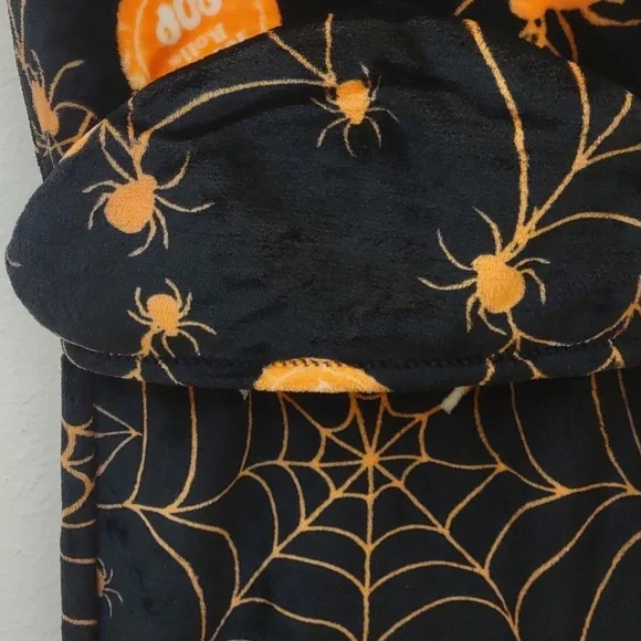 NWT Tootsie roll Tooties Pop Plush throw Hoodie Spider Web & Spider 50x60in - Picture 3 of 8